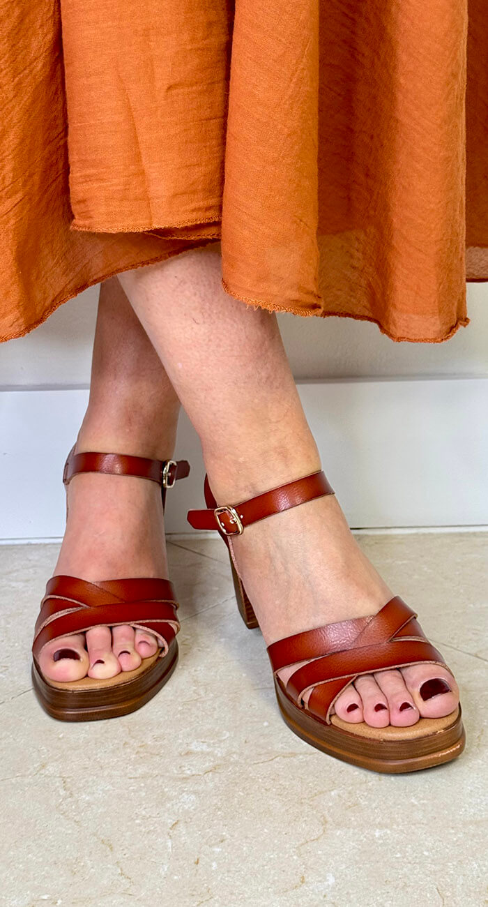 SANDALIA CRUZADA CUERO