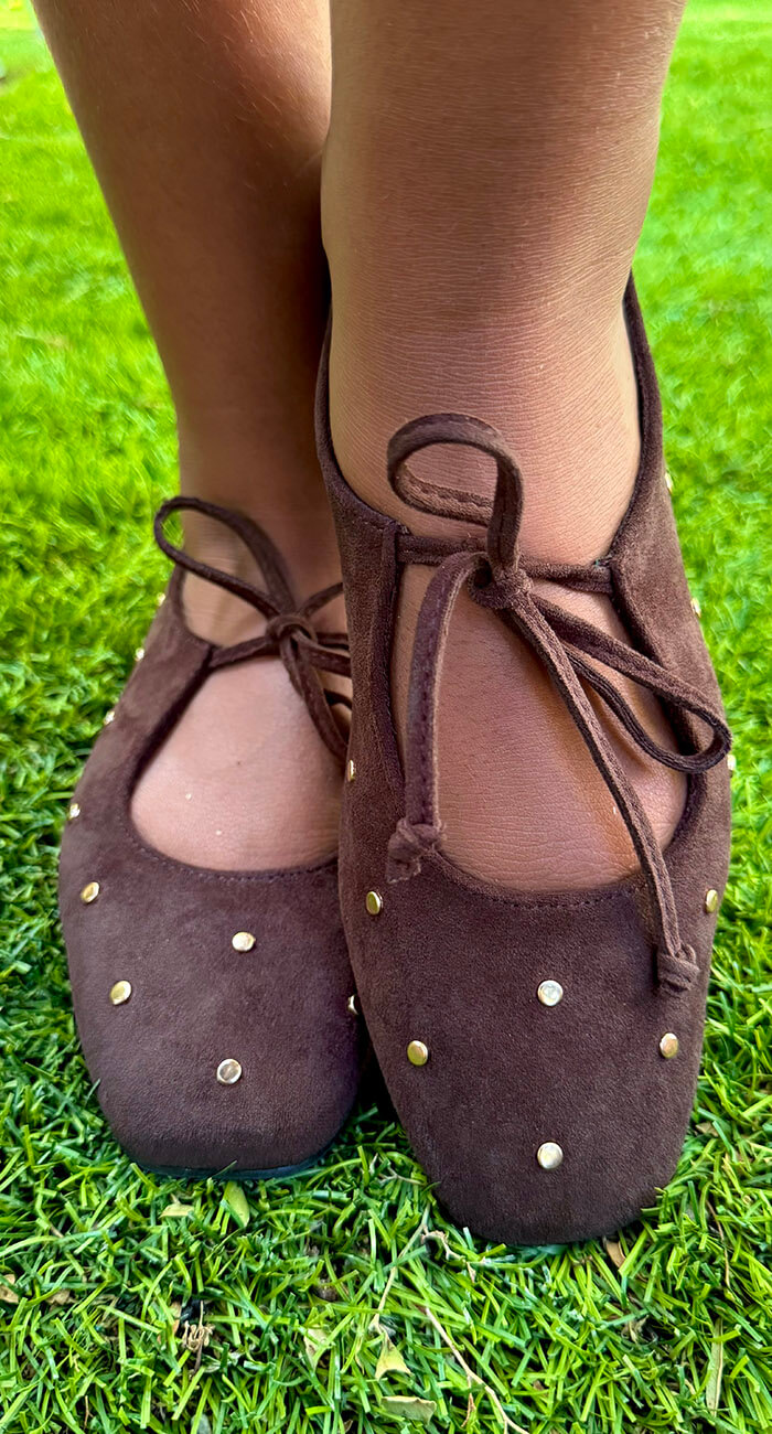 ZAPATO TACÓN MINI TACHAS CHOCOLATE
